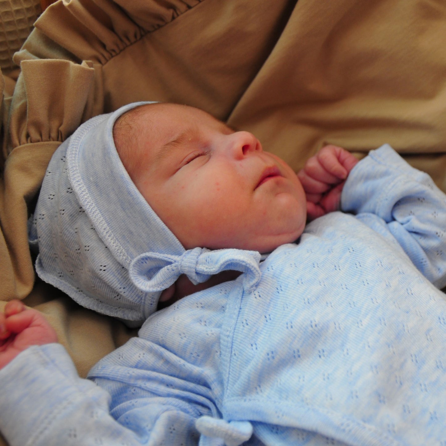 cappellino-per-neonato-modello-cuffietta-in-tessuto-di-cotone-traforato-colore-azzurro