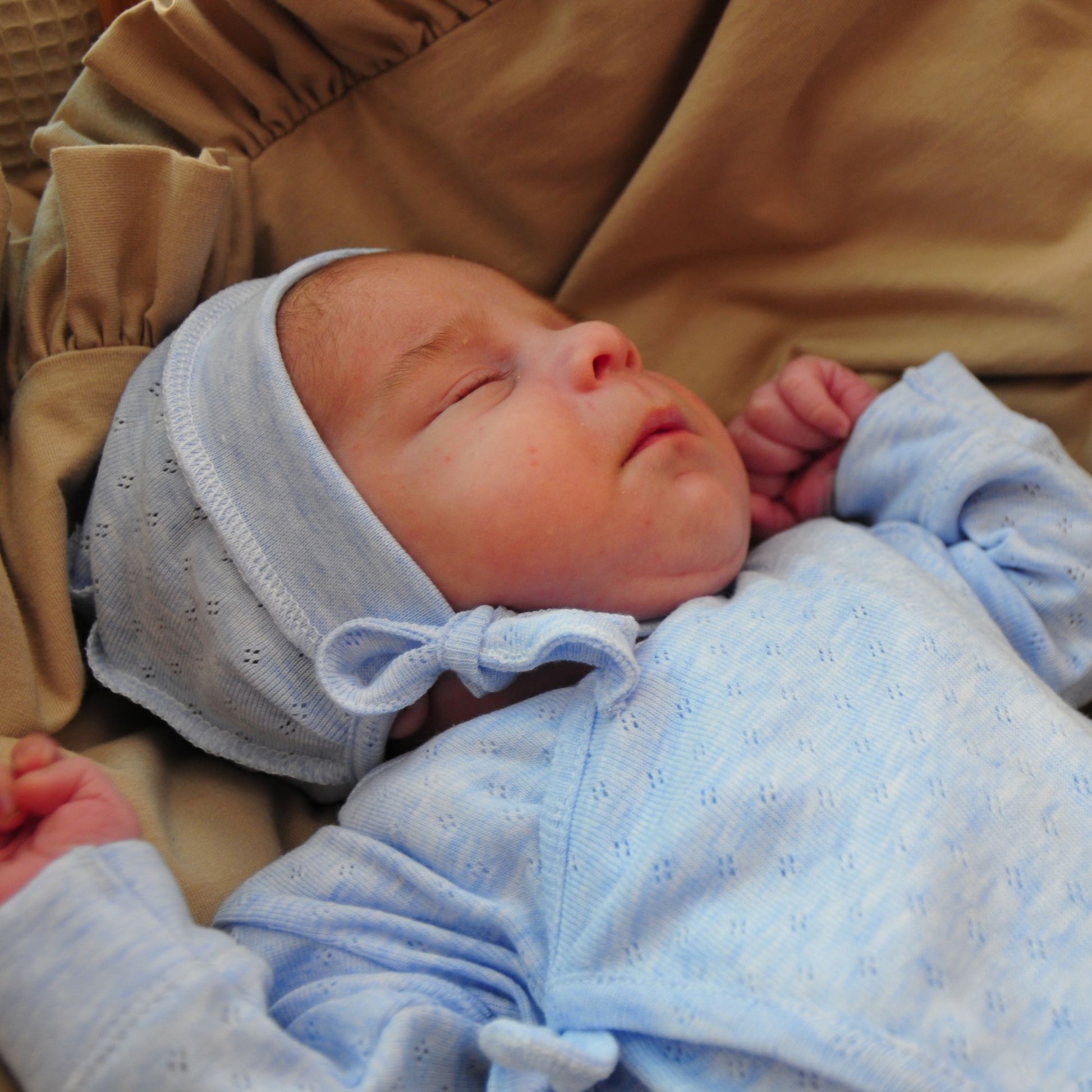 cappellino-per-neonato-modello-cuffietta-in-tessuto-di-cotone-traforato-colore-azzurro